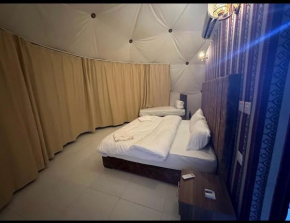 Bubble tent with view and deluxe tent with view